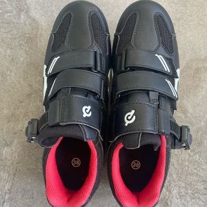 Barely used PELETON Shoes with clips